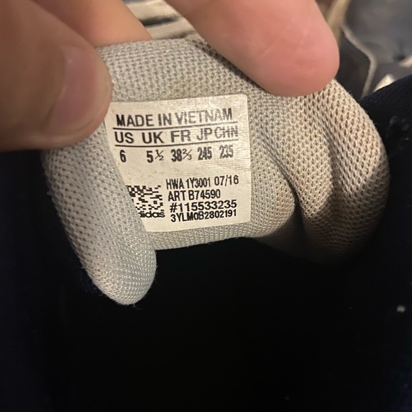 Adidas basketball shoes - Picture 2 of 3